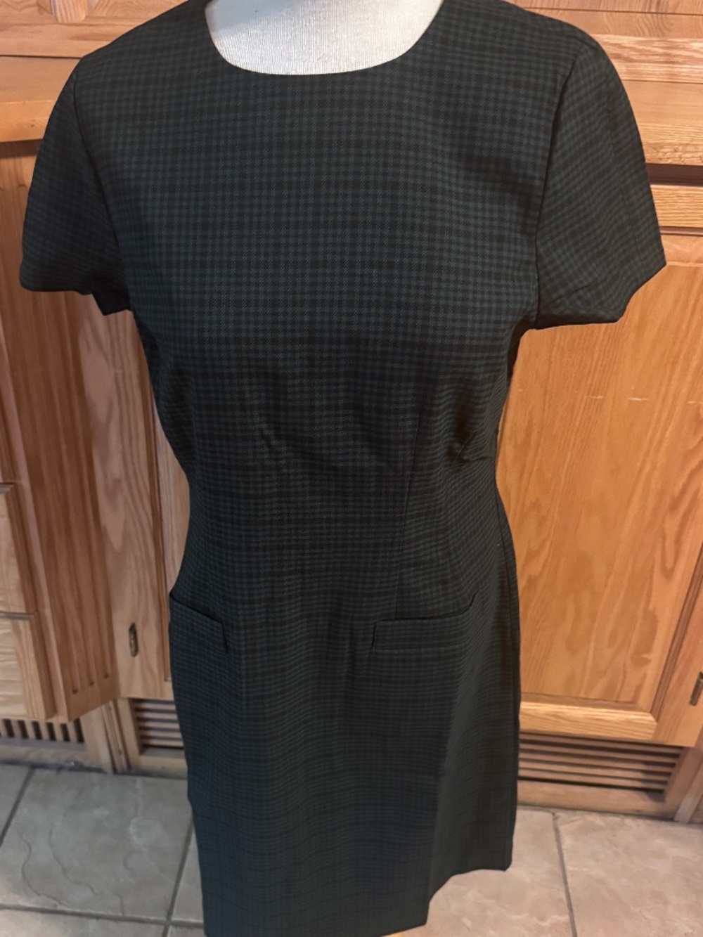 Women's Ann Taylor Size 8 Green / Black Plaid Dress Short Sleeve With Pockets